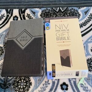 NIV Premium Gift Bible 9X6 Leather-soft Black-Gray Red Letter Thumb Indexed EUC